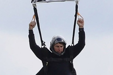 Tom Cruise nhảy khỏi trực thăng từ độ cao 3.000 m