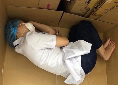Nữ điều dưỡng Đà Nẵng nằm ngủ trên tấm bìa carton