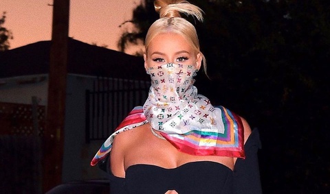 Nữ rapper dùng khăn lụa che mặt thay khẩu trang