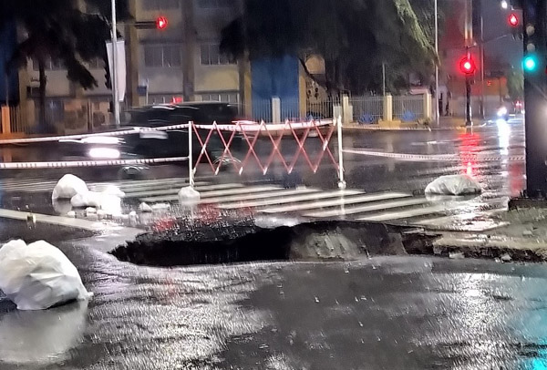 'Hố tử thần' xuất hiện giữa đường sau cơn mưa lớn ở TP.HCM