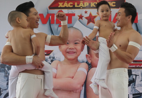 Con trai 3 tuổi của Quốc Cơ, Quốc Nghiệp lập kỷ lục Guinness Việt Nam