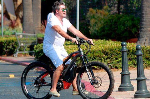 Simon Cowell ngã gãy lưng khi thử xe đạp điện