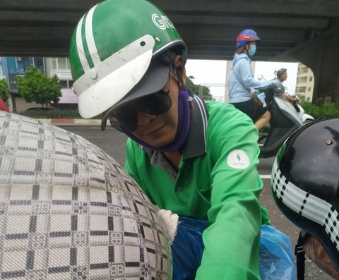 Người lái xe ôm mua xăng giúp cô gái lạ giữa đường