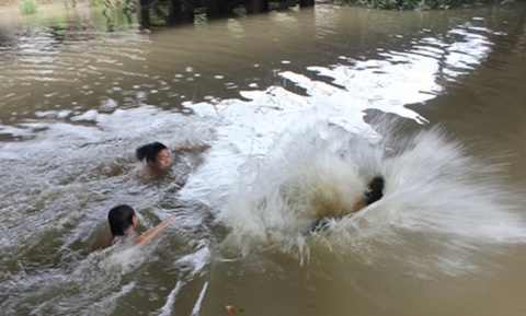 Ba học sinh chết đuối khi tắm sông