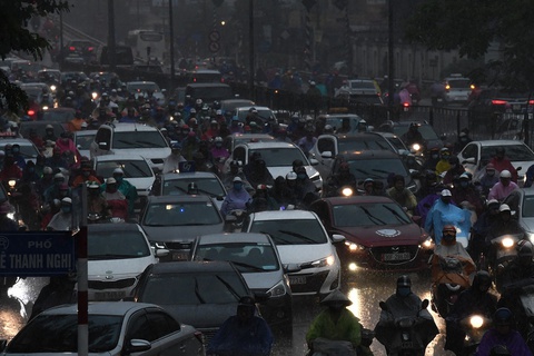 Hà Nội mưa tầm tã, xe cộ bật đèn lúc 8h sáng
