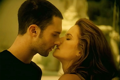 Adam Levine không thể quên nụ hôn với cố diễn viên Kelly Preston