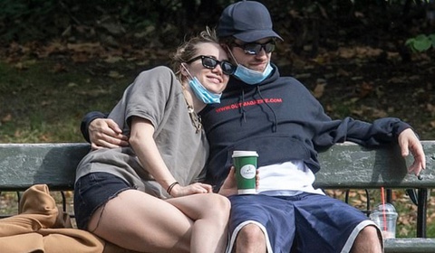 Robert Pattinson và bạn gái hẹn hò ở công viên