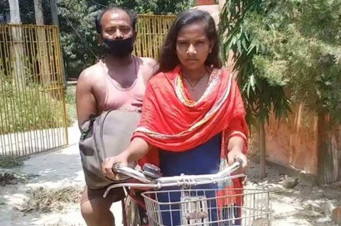 Thiếu nữ Ấn Độ đổi đời sau khi đạp xe 1.200 km chở cha về nhà