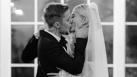 Vợ chồng Justin Bieber đăng ảnh kỷ niệm một năm ngày cưới