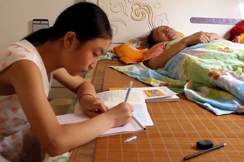 Cô bé Trung Quốc một mình chăm mẹ ung thư