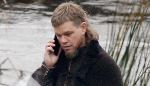 Hình ảnh Matt Damon nghe điện thoại giữa bối cảnh phim cổ trang