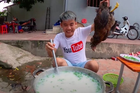 Vì sao video 'nồi cháo gà nguyên lông' của Hưng Vlog lại viral