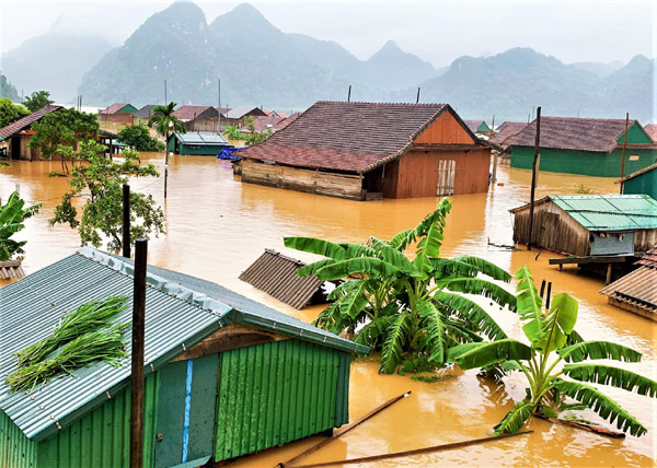 Nước lũ dâng tận nóc nhà ở Quảng Bình