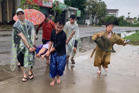 4 câu chuyện về tình người trong mưa lũ ở miền Trung