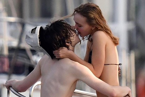 Timothée Chalamet xấu hổ về loạt ảnh hôn Lily-Rose Depp