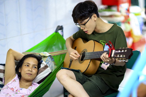 Minh Nhật The Voice Kids đi hát kiếm tiền chạy thận cho mẹ