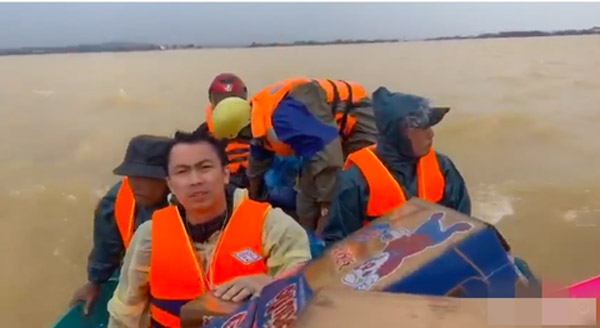 Hồ Việt Trung lên tiếng khi bị chỉ trích ném đồ cứu trợ cho người dân