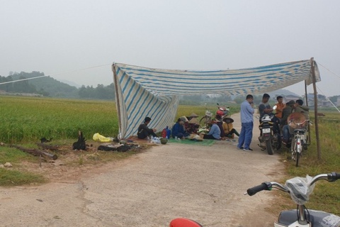Người dân bỏ chặn lối vào bãi rác Nam Sơn