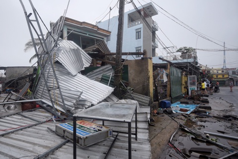 Bão số 9 đổ bộ Đà Nẵng - Phú Yên, gần 500 ngôi nhà bị tốc mái