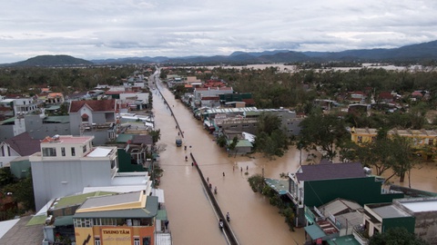 Lũ lên sau bão số 9, hơn 6.000 hộ dân ở Quảng Ngãi bị ngập