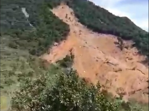 Xuất hiện vết nứt trên núi Tà Bang, di dời khẩn cấp 32 hộ dân
