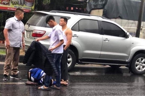 Nam sinh Hưng Yên cởi áo, che mưa cho người bị tai nạn giao thông