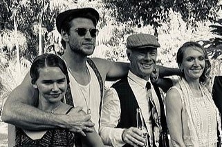 Liam Hemsworth quấn quýt bạn gái trong tiệc gia đình
