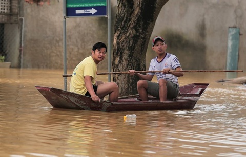 Nhiều nơi ở Quảng Nam bị nước lũ chia cắt