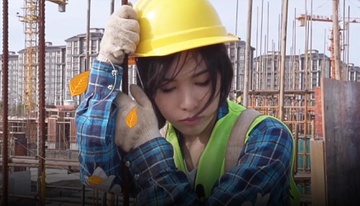 Hot girl Trung Quốc bị chỉ trích khi quay clip thử làm công nhân