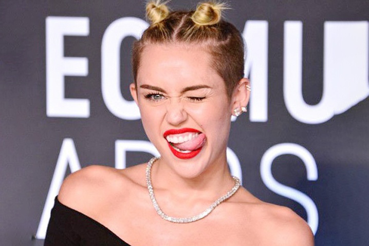 Vì sao Miley Cyrus hay thè lưỡi khi chụp ảnh?