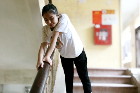 Đôi chân nghị lực của nữ sinh viên Đại học Y Hà Nội