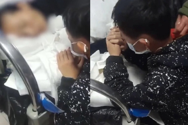 Cậu bé Trung Quốc quỳ gối bên người mẹ ung thư giai đoạn cuối