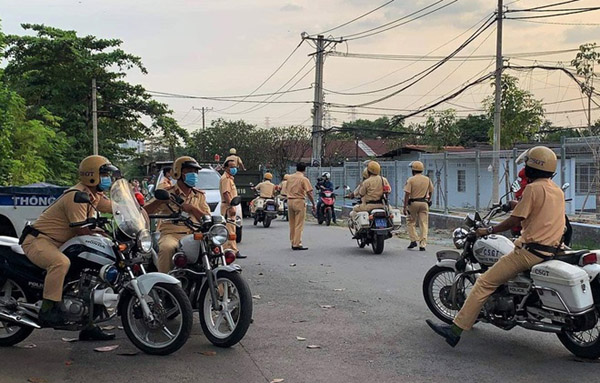 Cảnh sát vây ráp đoàn đua 100 xe ở TP.HCM