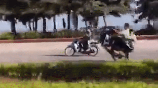 Triệu tập nhóm thanh niên bốc đầu xe máy ở Sầm Sơn