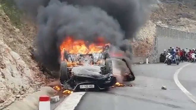 Ôtô đâm vào vách núi rồi bốc cháy, tài xế tử vong bên trong