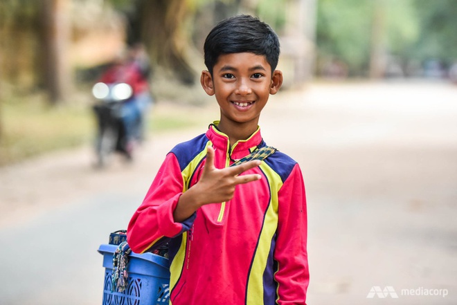 Cậu bé bán rong Campuchia nói 16 thứ tiếng đổi đời sau 2 năm