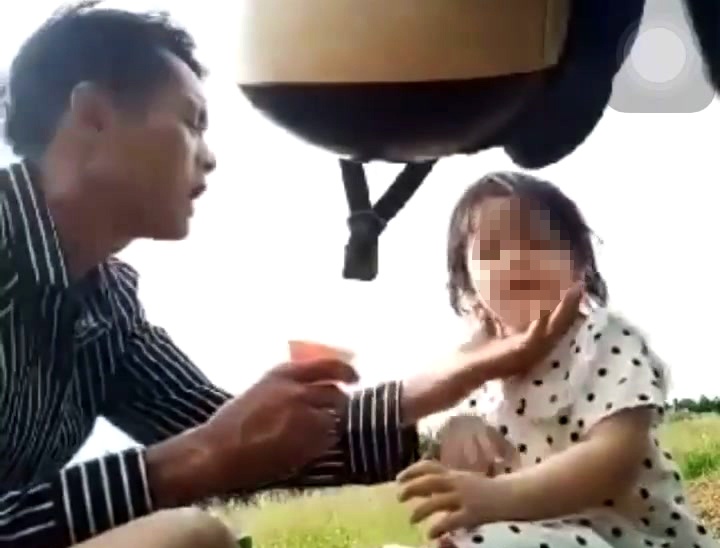 Xác minh clip cha cho con gái 3 tuổi uống thuốc trừ sâu