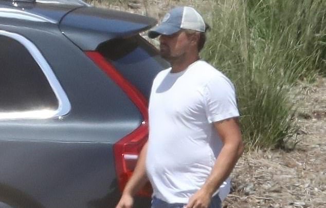 Leonardo DiCaprio lộ bụng mỡ khi đi dạo cùng bạn gái