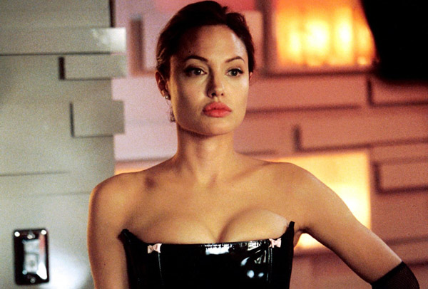 Cách Angelina Jolie sử dụng khối tài sản 160 triệu USD