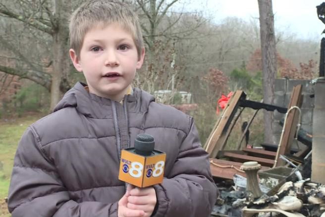 Cậu bé Mỹ 7 tuổi quay vào nhà đang cháy để cứu em gái