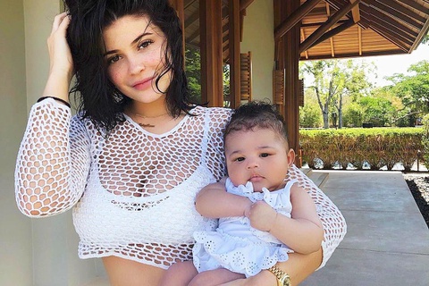 Kylie Jenner lần đầu đăng ảnh con gái lúc mới sinh