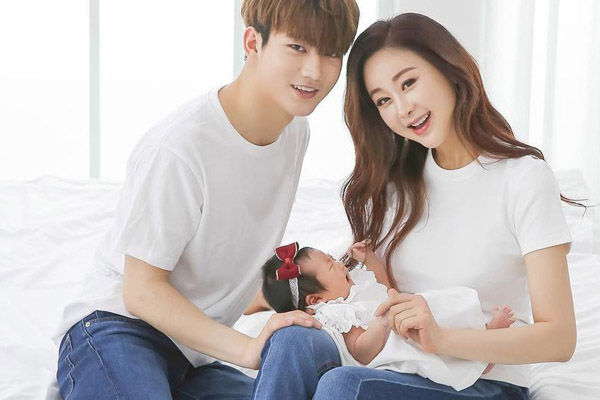 Vợ chồng Hoa hậu Ham So Won bị chỉ trích vì bỏ bê con