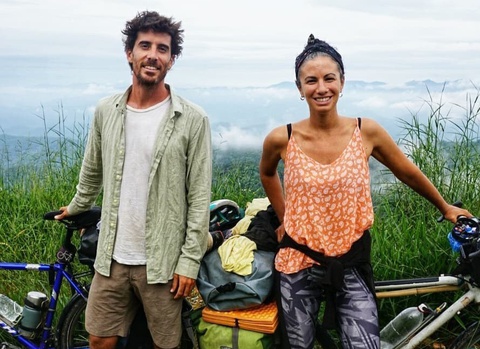 Đạp xe vòng quanh thế giới, cặp vợ chồng kẹt ở Việt Nam
