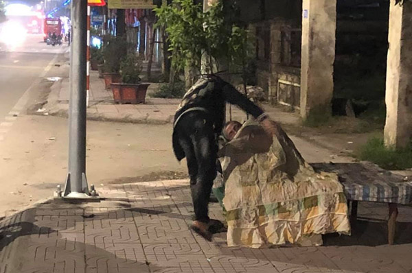 Hai chàng trai tặng chăn cho cụ ông nhặt rác ở Hà Tĩnh