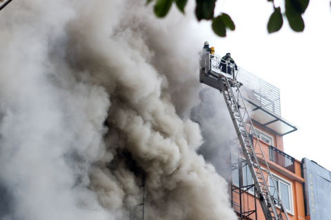 Cứu nữ công nhân ngạt khói trong đám cháy