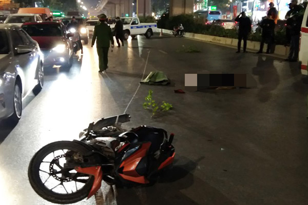 Tạm giữ thanh niên lái xe máy tông chết 2 người ở Hà Nội