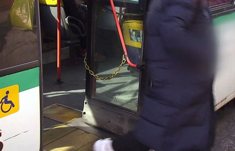 Cô gái Hàn tử vong vì áo khoác dài kẹt vào cửa xe buýt