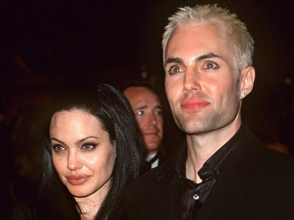 Anh trai của Angelina Jolie sống ẩn dật sau nụ hôn gây tranh cãi
