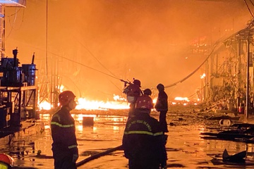 Cảnh sát PCCC dập lửa xuyên đêm, hai xưởng vải bị thiêu rụi