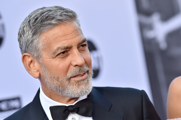 'Người Dơi' George Clooney may áo cho con, sửa váy cho vợ